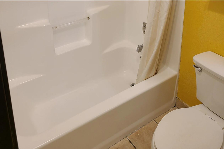 Bathroom 4, MetroParc 'nSuites, San Joaquin