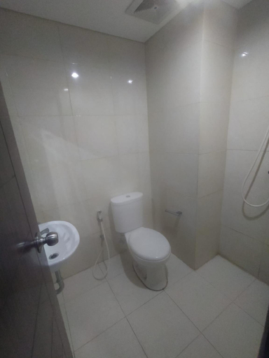 Bathroom 4, Apartemen Elvis Tower by Nusalink, Cikarang