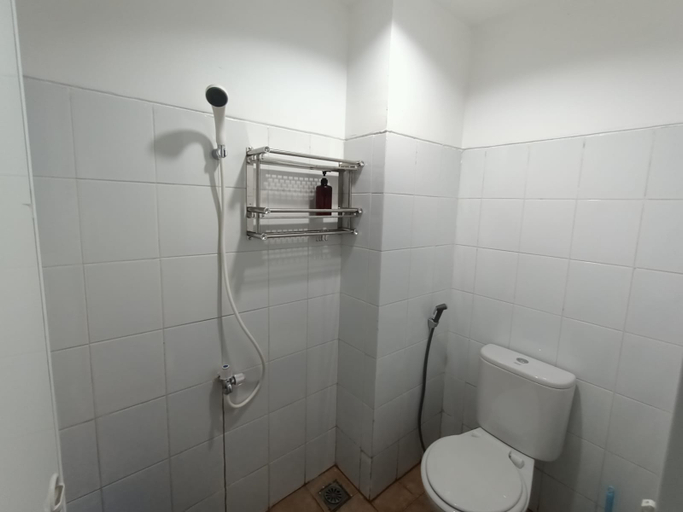 Bathroom 5, Smart Studio at Gunung Putri Apartment by Sansan Room, Bogor