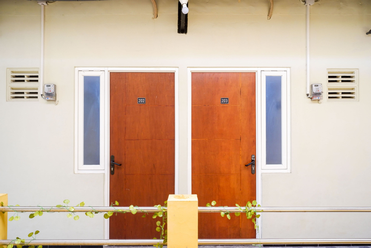 Exterior & Views 2, RedDoorz near Bandara Ahmad Yani Semarang, Semarang