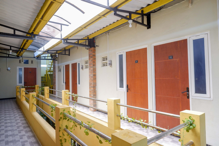 Exterior & Views 5, RedDoorz near Puri Anjasmoro Area Semarang, Semarang