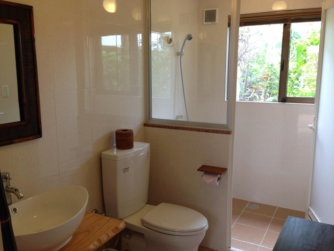 Bathroom 2, Akachichi Guesthouse, Onna