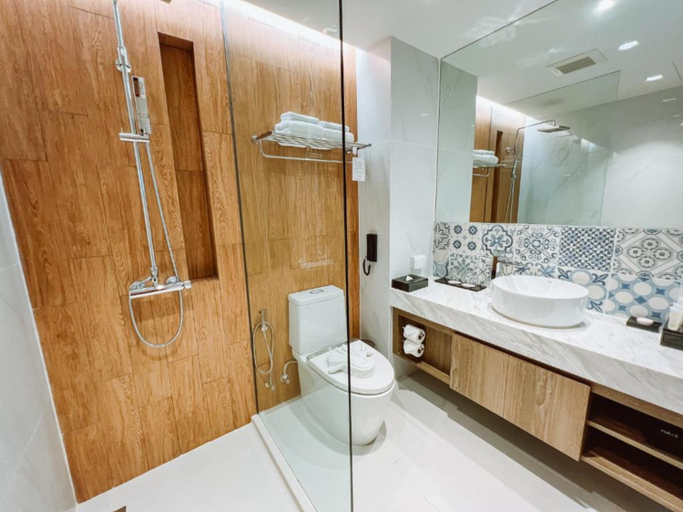 Bathroom 2, Ramada Plaza by Wyndham Chao Fah, Pulau Phuket