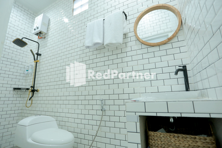 Bathroom 4, Pringgading Surf Camp Bengkulu Mitra RedDoorz, Bengkulu