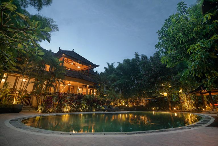 Exterior & Views