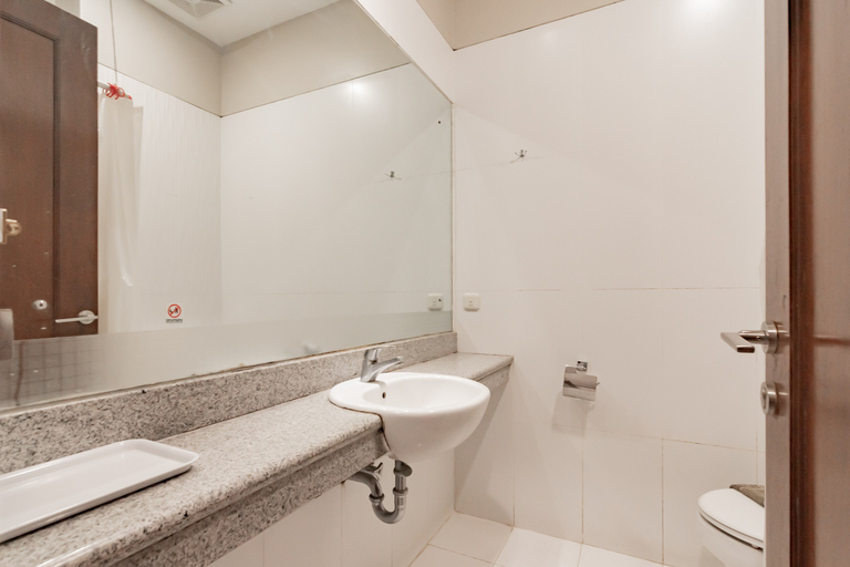 Bathroom 3, RedDoorz near Simpang Dago 2, Bandung