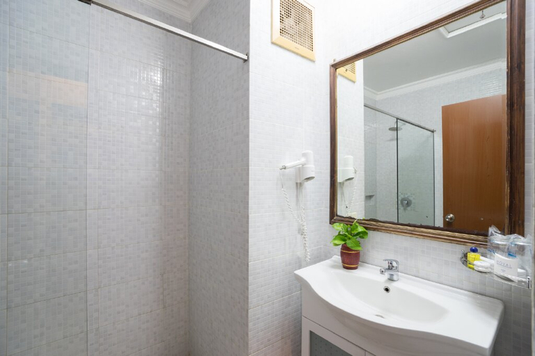 Bathroom, Little Orchids Batu Resorts and Villas, Malang