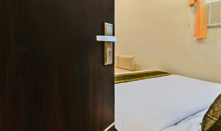 Bathroom 4, Treebo Resto- Near Lucknow Railway Station, Lucknow