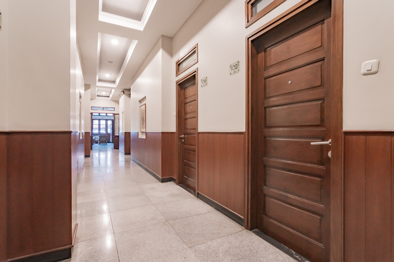 Public Area 5, RedDoorz near Simpang Dago 2, Bandung