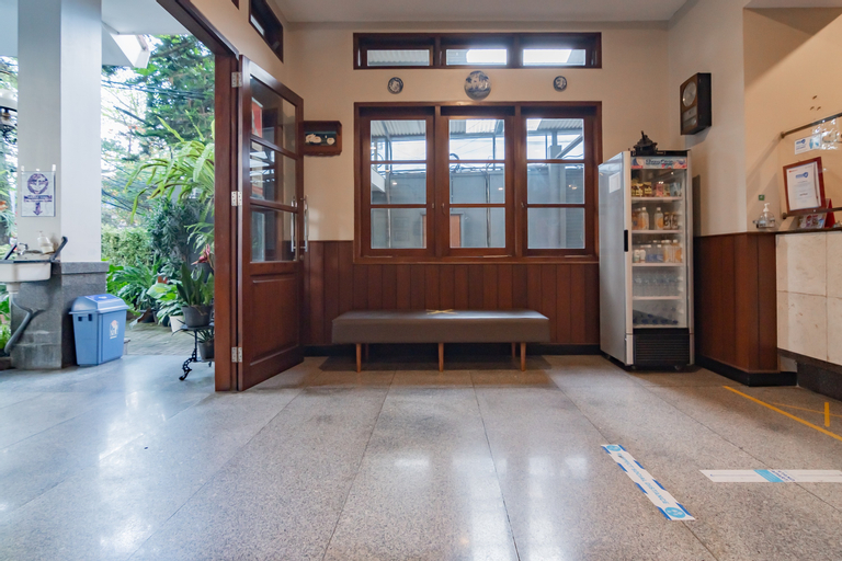 Public Area 3, RedDoorz near Simpang Dago 2, Bandung