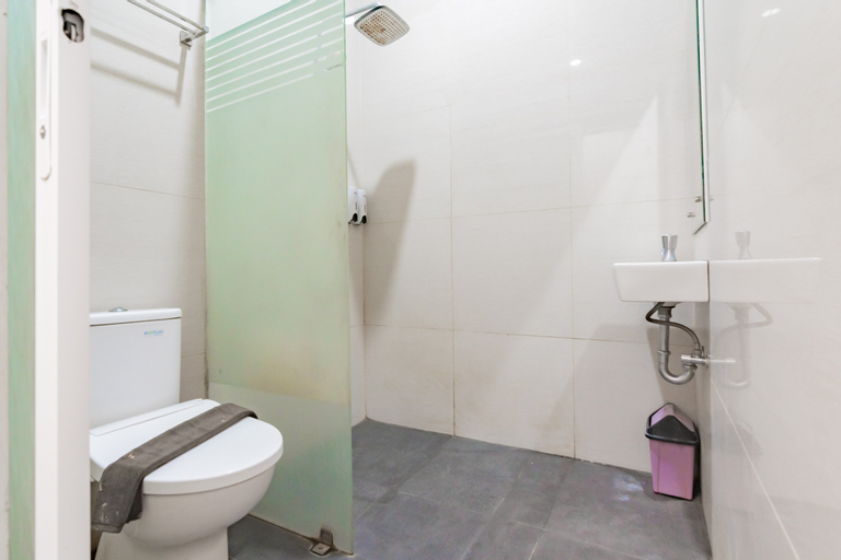 Bathroom 4, RedDoorz Plus @ Point Phila Cihampelas, Bandung