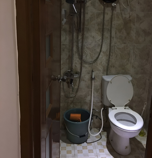 Bathroom 5, Michelle Room at Apartemen Mutiara Bekasi, Bekasi