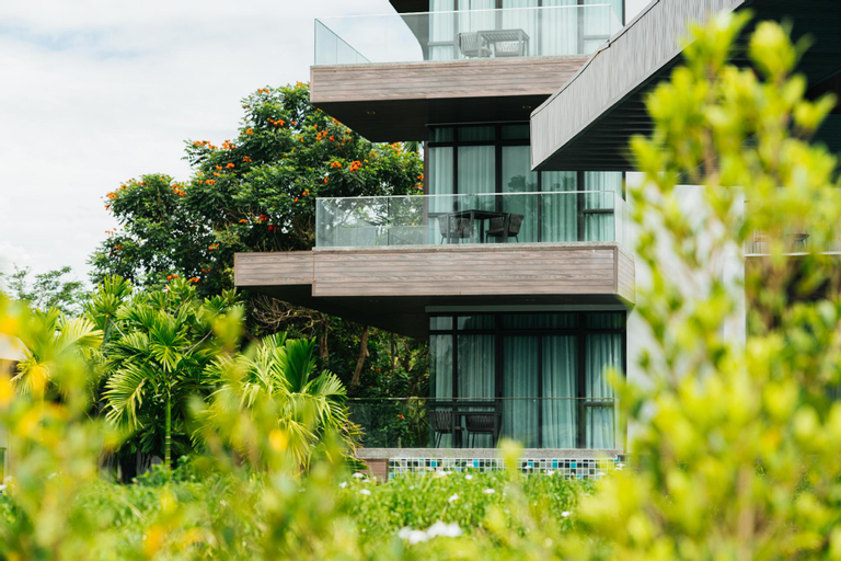 Exterior & Views 16