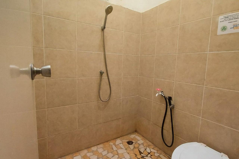 Bathroom, Wisma Alas Sintang Syariah RedPartner, Sintang