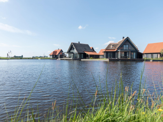 Luxious water villa with 3 bathrooms, at the Frisian Lakes, Steenwijkerland