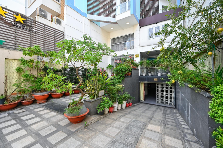 Exterior & Views 17