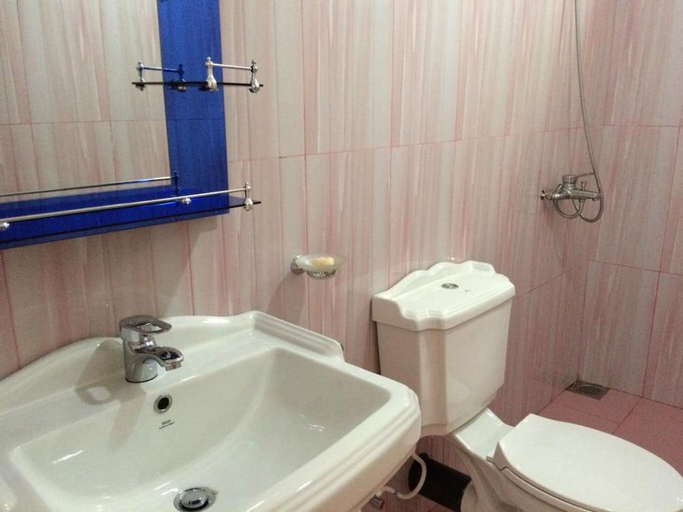 Bathroom 2, Ella Ridge View Holiday Inn, Ella