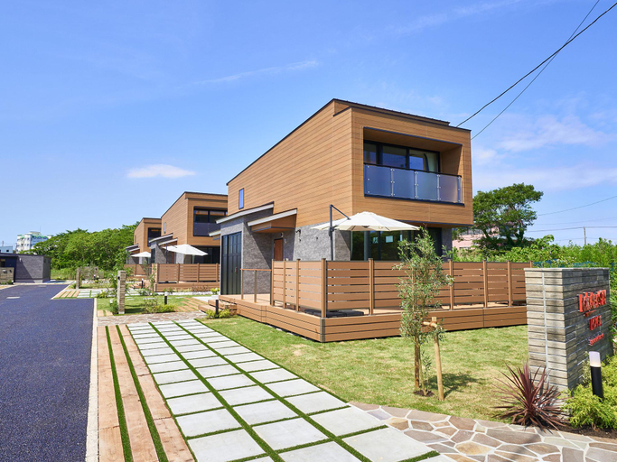 Exterior & Views
