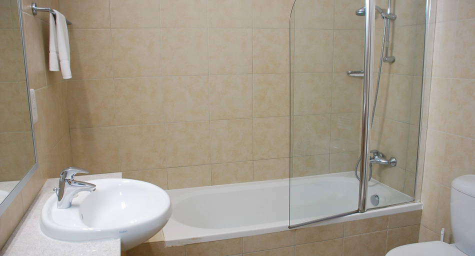 Bathroom 4, Pool side ground floor apartment 'BF02' - Theseus Village, Aphrodite Hills Resort.