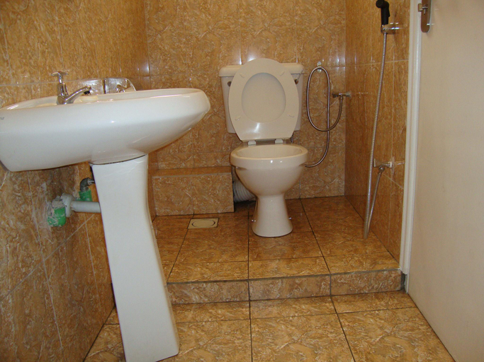 Bathroom 3, Hennessis Hotel, Starehe