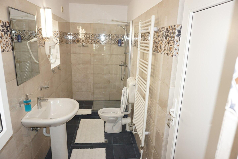 Bathroom 3, Casuta Bradulet (Airport Otopeni, Therme), Balotesti
