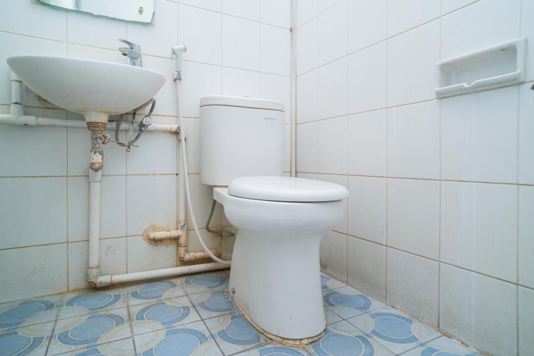 Bathroom 4, RedDoorz Plus @ Hotel Surya Solo, Solo