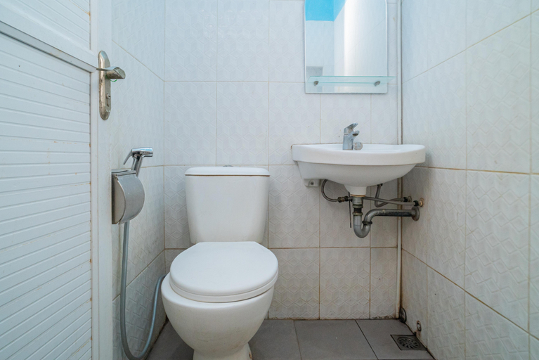 Bathroom 3, RedDoorz near Matahari Singosaren Solo, Solo