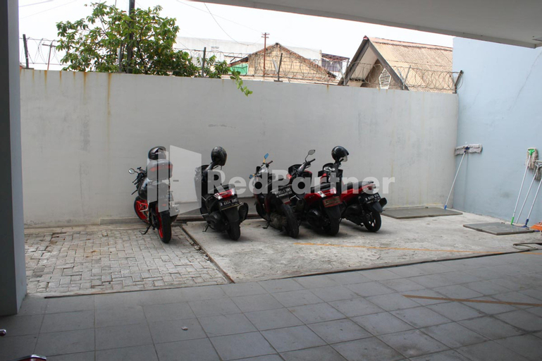 Exterior & Views 2, Brahma Hotel Mitra RedDoorz, East Jakarta