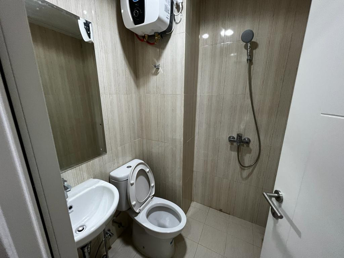 Bathroom, Sentul Tower Apartment by KASHI Room, Bogor