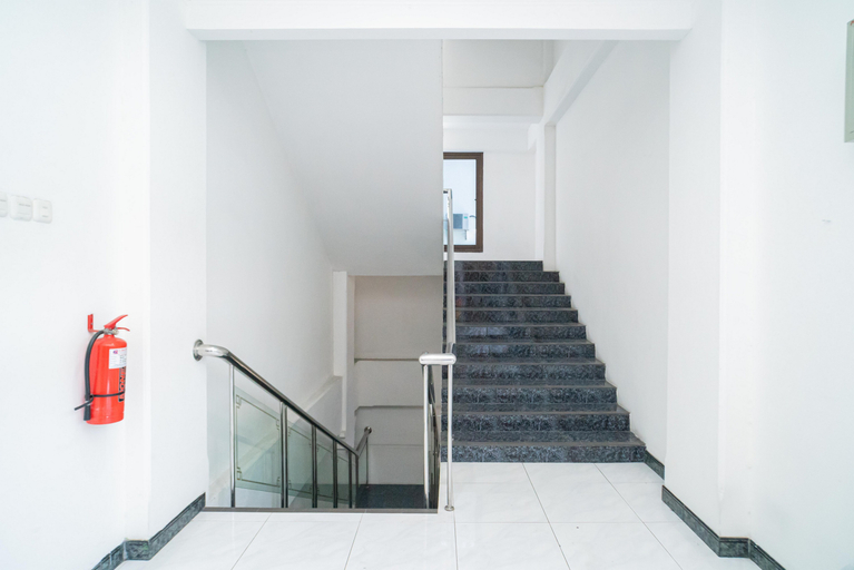 Public Area 2, RedDoorz Plus @ Hotel Surya Solo, Solo