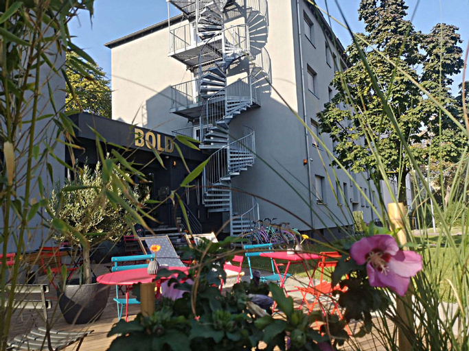 Exterior & Views 8