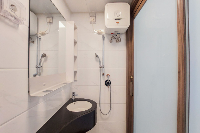 Bathroom 5, Comfy and Minimalist Studio at Sky House BSD Apartment By Travelio, Tangerang Selatan