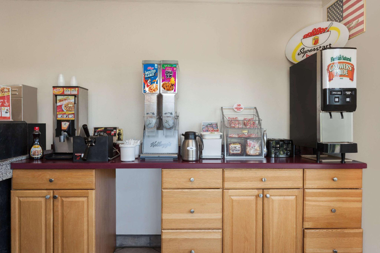 Food & Drinks 5, Super 8 by Wyndham Harrisburg Hershey West, Dauphin