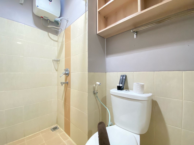 Bathroom 5, Beauty Studio (No Kitchen) at Harvard Jatinangor Apartment By Travelio, Sumedang
