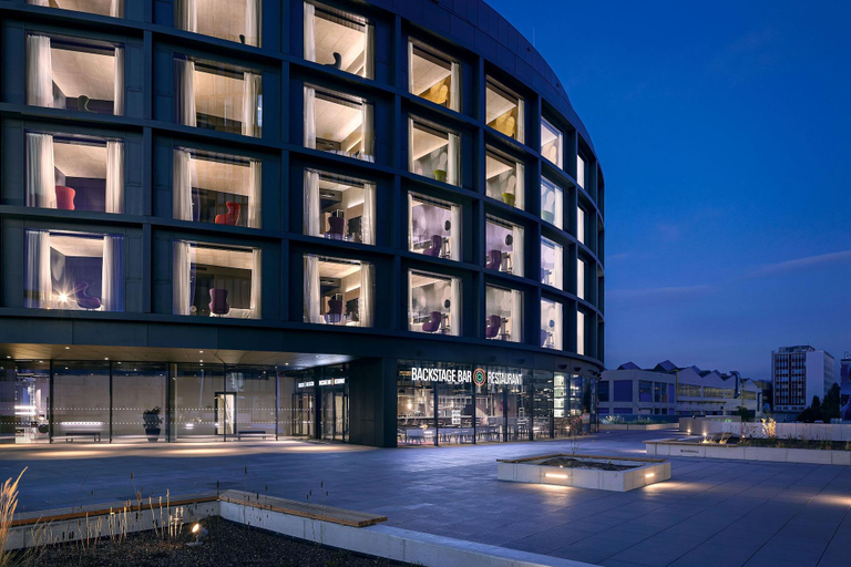 Exterior & Views