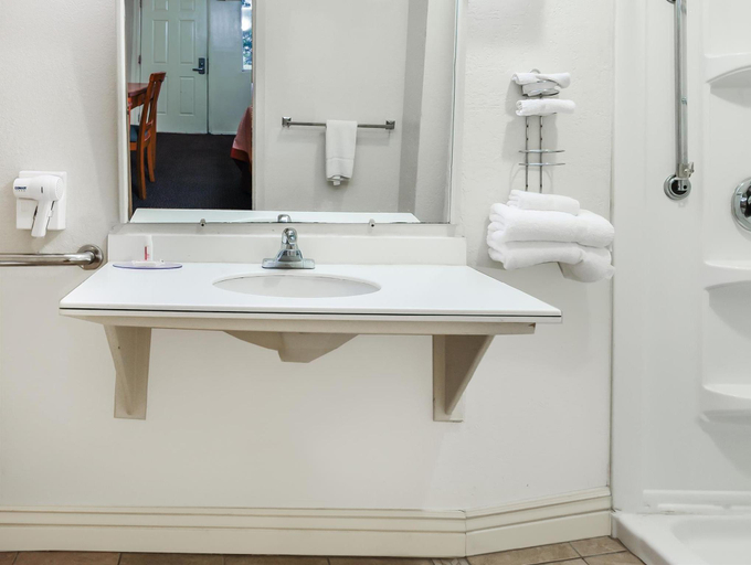 Bathroom 4, Super 8 by Wyndham Abilene North, Taylor