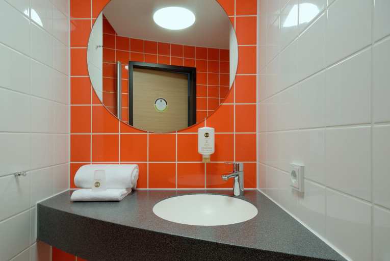 Bathroom 5, B&B HOTEL Wiesbaden-Hbf, Wiesbaden