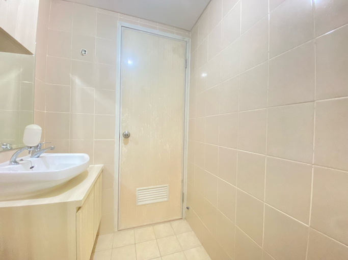 Bathroom 5, Cozy and Serene 2BR Apartment at Parahyangan Residence By Travelio, Bandung