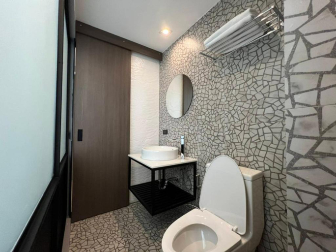 Bathroom 5, Penpark Place, Phra Nakhon
