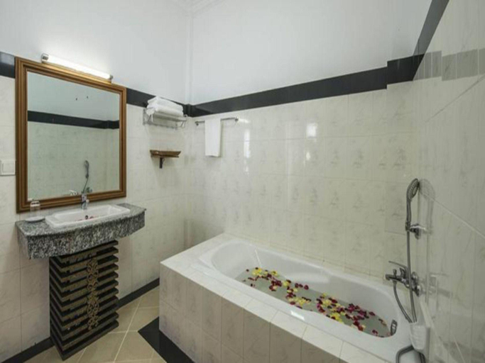 Bathroom 2, Hotel Shwe Nann Htike, Mandalay