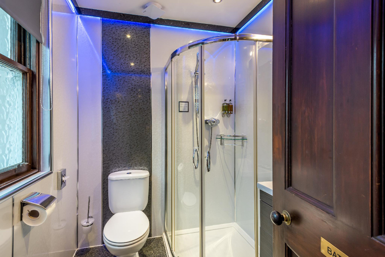Bathroom 4, Grey Harlings, Angus