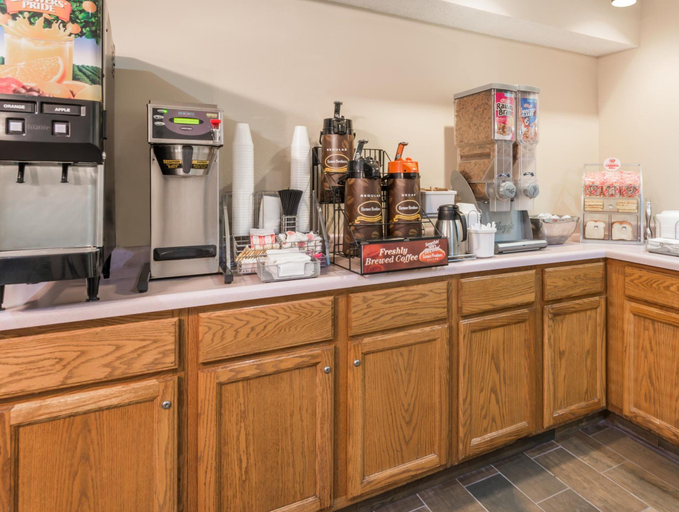 Food & Drinks 4, Super 8 by Wyndham Gardner, Kansas City