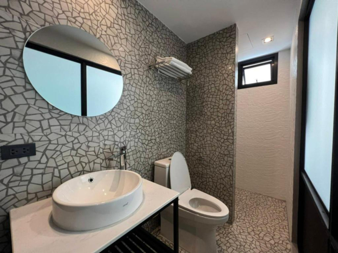 Bathroom 3, Penpark Place, Phra Nakhon
