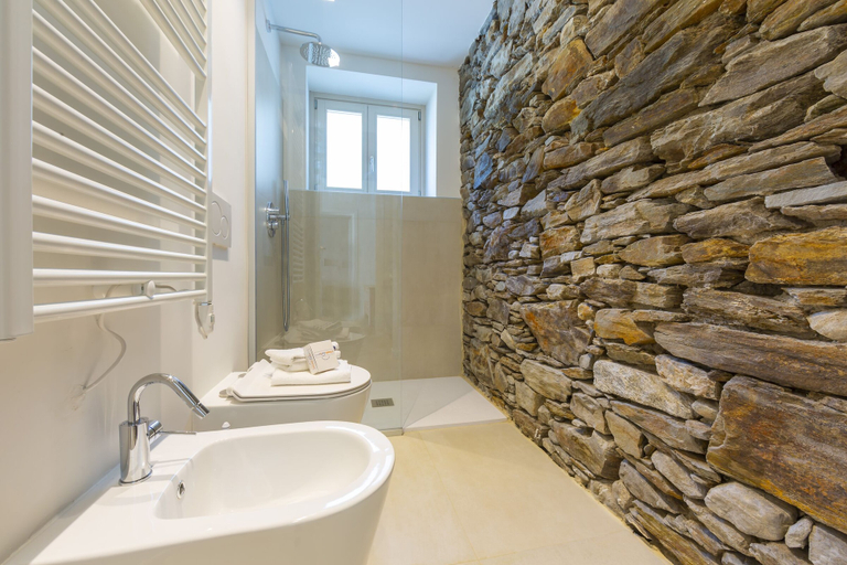 Bathroom 4, La Mascarana, Novara