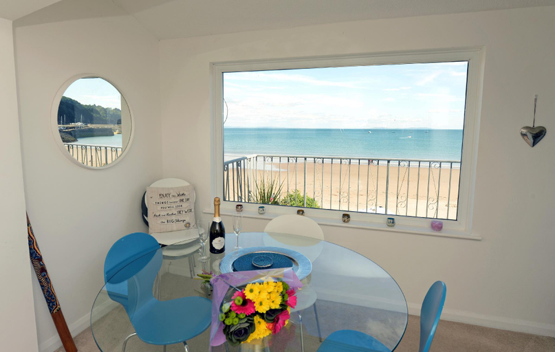 Others 3, Gone to the Beach - Sea Views, Direct Beach Access, Pembrokeshire
