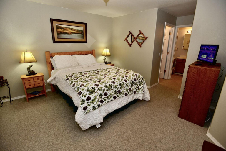 Bedroom 2, Ponderosa, Valley