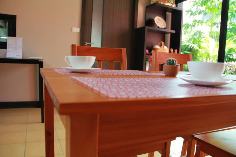 Food & Drinks 5, Mulberry House, Pak Thong Chai
