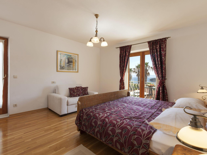 Others 3, Villa in Sumartin near the Beach Ferry Port, Selca