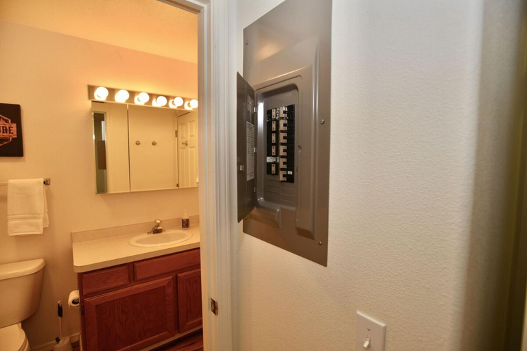 Bathroom 3, Ponderosa, Valley