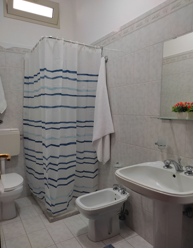 Bathroom 3, Villa Nonna Rosa, Syracuse